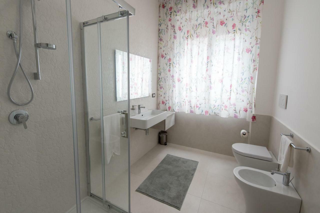 Laurus Apartments ตราปานี ภายนอก รูปภาพ